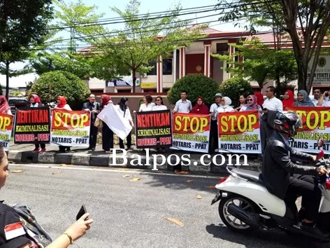 DEMO: Ikatan Notaris Indonesia (INI) Pengwil Kaltim melakukan aksi demo di depan Pengadilan Negeri Balikpapan lantaran menyoroti putusan Majelis Hakim yang dianggap menjadi preseden buruk bagi profesi notaris.