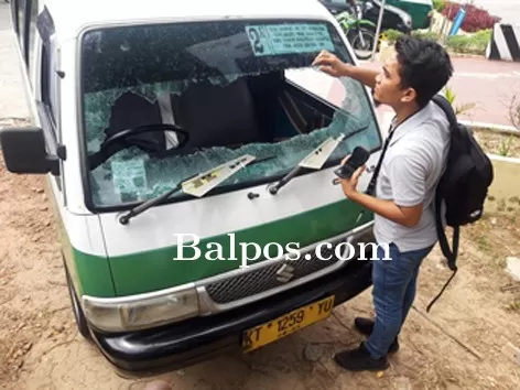 AKIBAT BERSITEGANG: Mobil angkot yang dikendarai Eko pecah kaca depannya usai dihadang Leo di Jalan Ruhuy Rahayu, (26/2). Kasus ini dalam penyelidikan polisi.