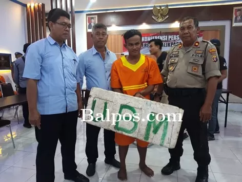 DIAMANKAN: Kapolsek Balikpapan Barat Kompol Imam Tauhid (kanan) menunjukkan Yayang (oranye) yang mencuri ikan satu box styrofoam.