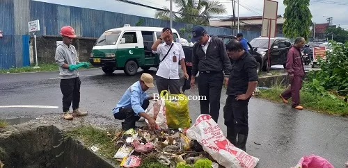 BIANG BANJIR: Petugas kebersihan Kecamatan Balikpapan Kota saat mengangkut sampah di DAS Ampal, tepatnya di kawasan Beller, Kelurahan Damai.