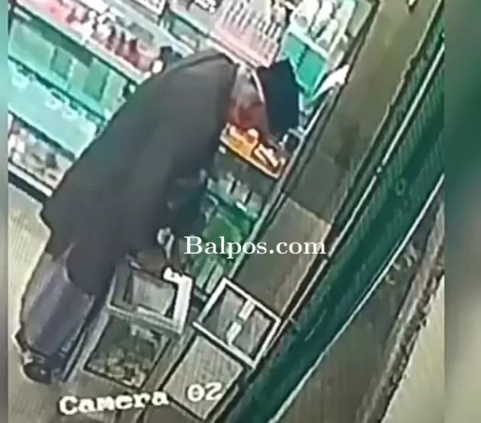 DUGAAN PENCURIAN: Seorang pria mengenakan peci, baju hitam dan sarung terekam CCTV saat mengambil isi kotak amal di salah satu toko kosmetik di Petung.