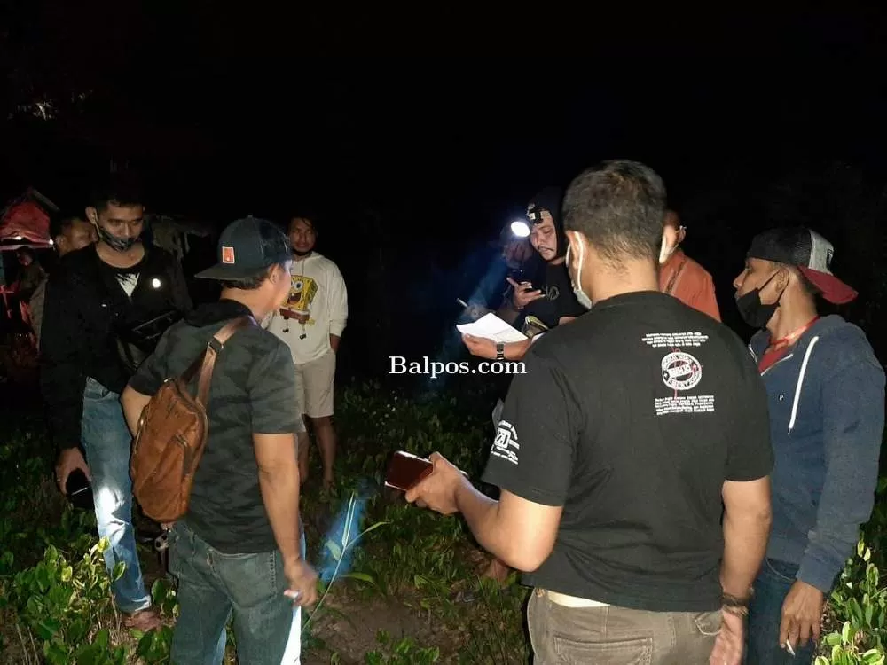 MEMILUKAN: Polisi melakukan olah TKP di lokasi kakek Sirajuddin (65) gantung diri gubuk Muan, Kelurahan Buluminung.