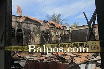 KONDISI TERKINI: Pasca terbakar, Masjid Da'watul Falah dipasangi garis polisi.