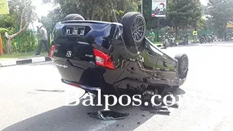 HUMAN ERROR: Mobil milik Taufik terbalik usai menabrak median jalan dan pohon di kawasan Melawai, (7/5) siang.