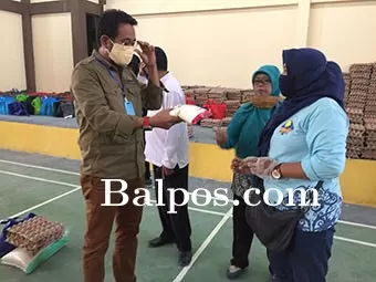 PASTIKAN KUALITAS: Wakil Ketua DPRD Kota Balikpapan, Sabaruddin Panrecalle melakukan sidak pendistribusian sembako bantuan dari pemkot di Kelurahan Manggar Baru, Balikpapan Timur.