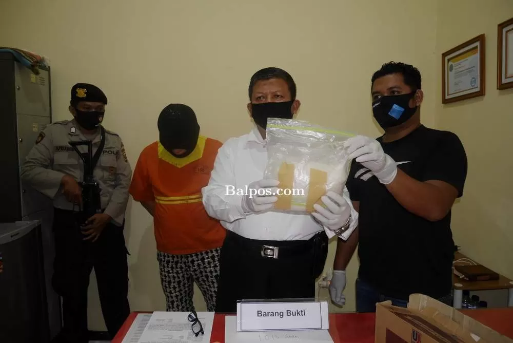 KURIR SABU : Satresnarkoba Polresta Balikpapan berhasil menringkus kurir sabu yang diduga barang berasal dari Tawau, Malaysia.