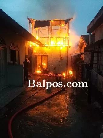 MEMBARA: Kondisi rumah dua lantai saat terbakar dan sesudah api berhasil dipadamkan.
