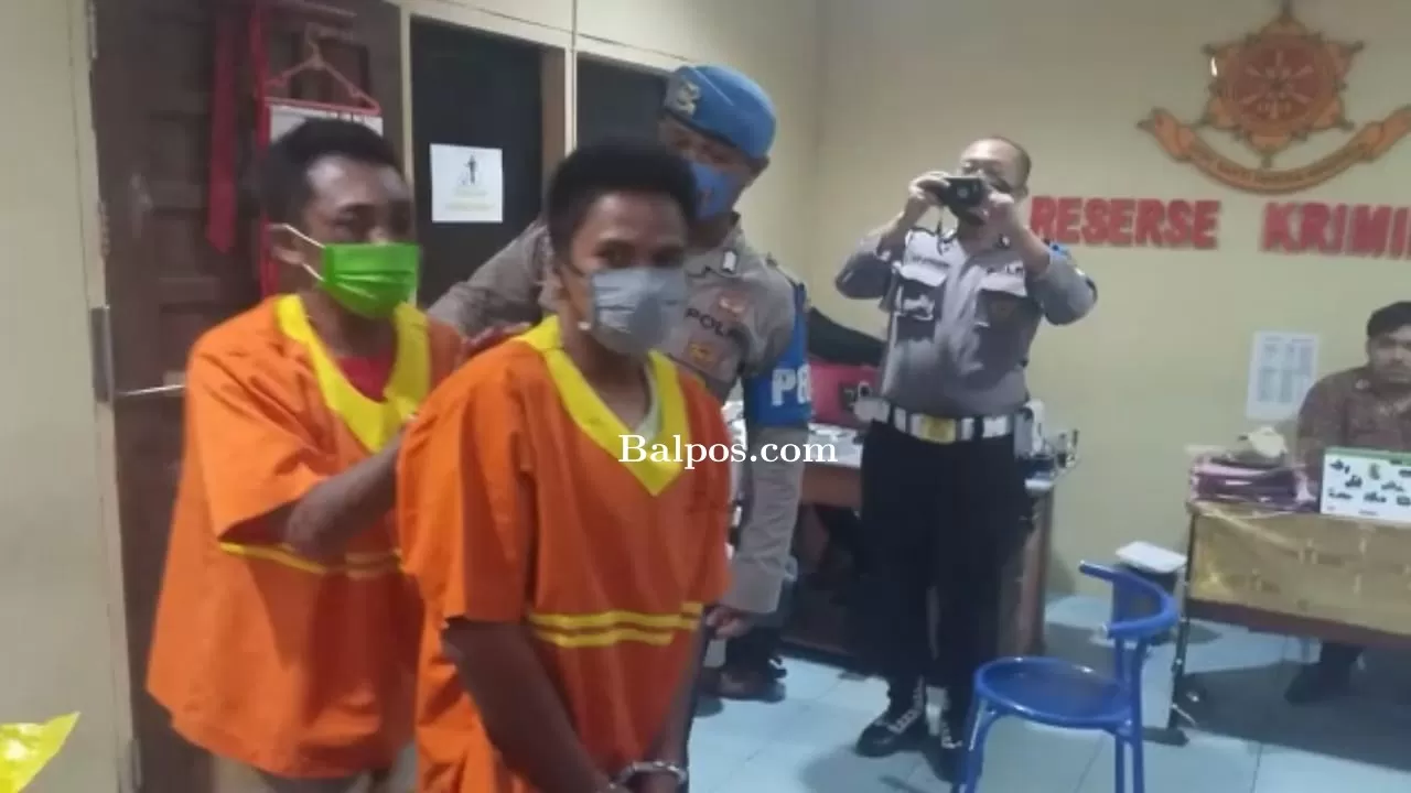 PENJAHAT KAMBUHAN: Andi Solihin alias Aan dan Agus Setiawan digelandang masuk tahanan Mapolresta Balikpapan.