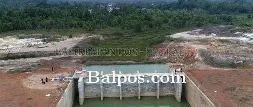 PROGRES: Mega proyek pembangunan Bendungan Sepaku di Kabupaten Penajam Paser Utara (PPU) kembali dilanjutkan. Nantinya bendungan sebagai pemasok kebutuhan air di ibu kota negara (IKN) yang baru.