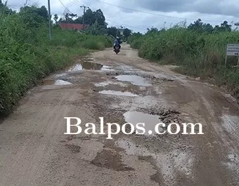 MINTA DIPERBAIKI: Kondisi jalan lintas Desa Jone, Desa Rantau Panjang dan Desa Muara Pasir rusak parah.
