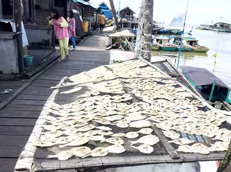PENUHI KEBUTUHAN: Tak melaut, nelayan Kelurahan Manggar Baru memanfaatkan penjualan ikan asin.