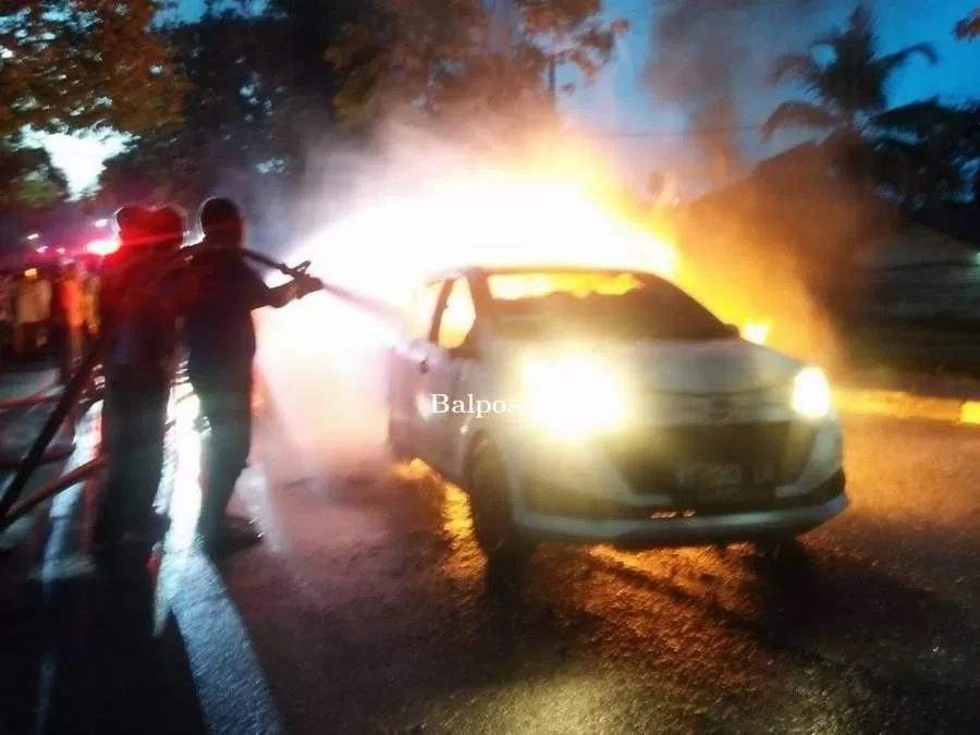 TERBAKAR: Mobil Datsun terbakar di Jalan Letjend Suprapto, Kelurahan Baru Ilir, Balikpapan Barat. Tepatnya di depan BNI. Kejadian Senin (20/7) petang sekira pukul 18.00 Wita. Api cukup lama dipadamkan sehingga mengundang kemacetan panjang di kawasan sekitar.