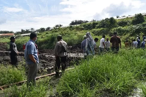 SIDAK: DPRD Paser saat sidak laporan masyarakat tentang dugaan pencemaran sungai. PT MSL menyatakan tidak benar terjadi pencemaran.
