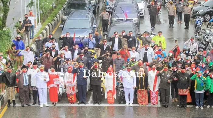 HARGAI PEJUANG: Wali Kota Balikpapan Rizal Effendi bersama unsur Forum Koordinasi Pimpinan Daerah mengikuti kegiatan peringatan detik-detik proklamasi kemerdekaan di simpang Plaza Balikpapan.