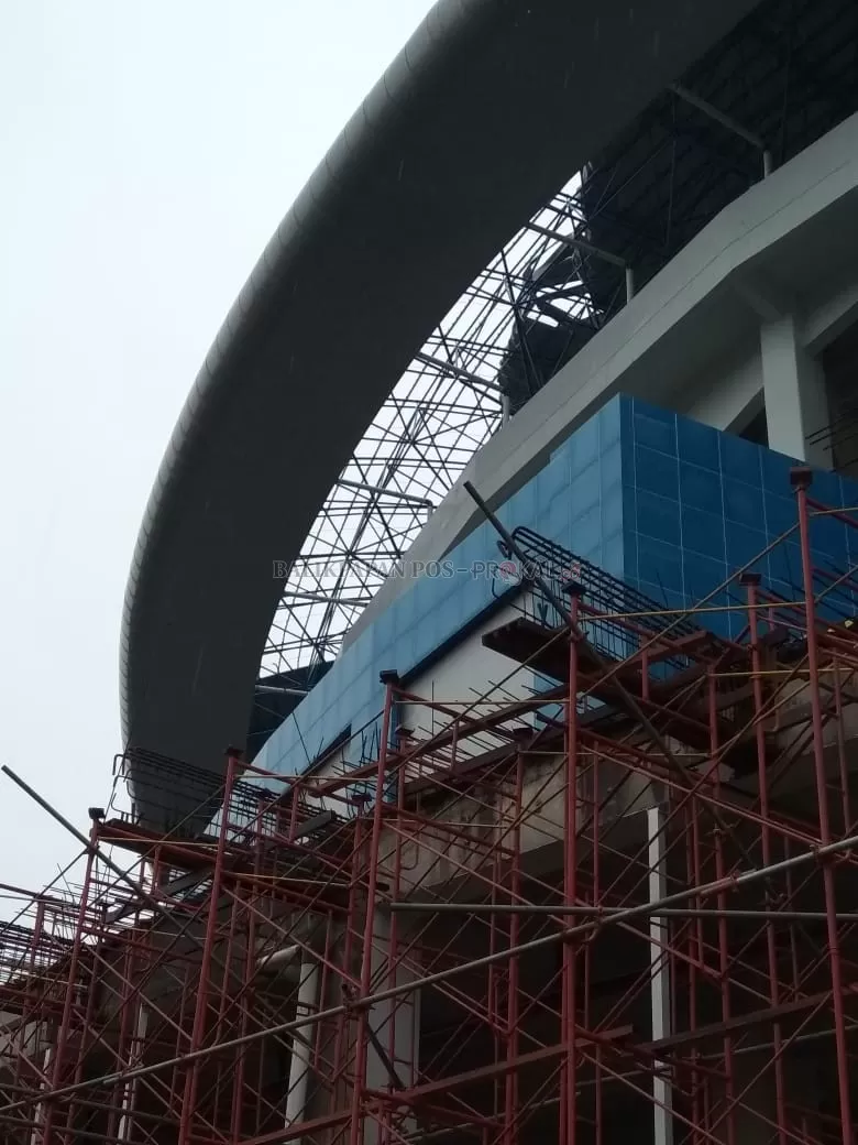 Atap Stadion Batakan di Balikpapan Timur hancur, akibat hujan deras disertai angin kencang yang melanda wilayah Kota Balikpapan pada Rabu (23/9) pagi menjelang siang.
