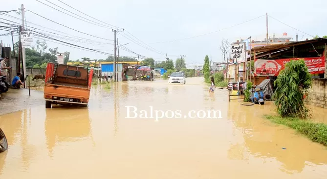 LANGGANAN BANJIR: Banjir yang selalu menggenangi kawasan Beller setiap hujan deras. Penanganan banjir yang tidak kunjung tuntas di kawasan rendah yang berbatasan langsung dengan Sungai Ampal menjadi penyebabnya.