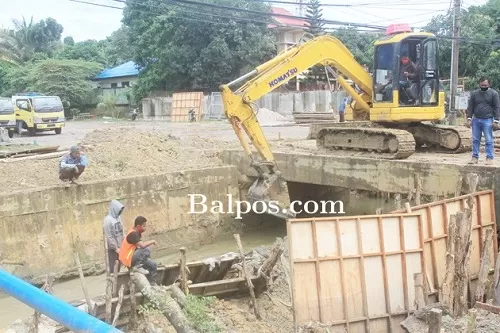 ATASI BANJIR: Normalisasi drainase di sisi Jalan MT Haryono yang dikebut oleh DPU Balikpapan.