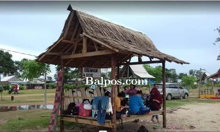 MANJAKAN PENGUNJUNG: Pokdarwis Pantai Nirmala Lamaru canangkan bangun gazebo secara swadaya.