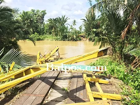 BELUM TERTANGANI: Satu bulan usai jembatan yang menghubungkan dua desa di Kabupaten Paser putus dan ambruk, ditarget dibangun kembali tahun depan.