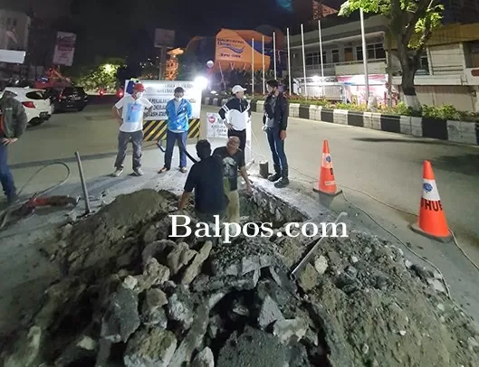 MATI AIR: Pengerjaan pemasangan pipa gate valve di daerah Pasar Baru, Jalan Jenderal Sudirman pada malam hari guna mengantisipasi kemacetan jalur jalan, sementara air pelanggan PDAM Balikpapan setop mengalir.