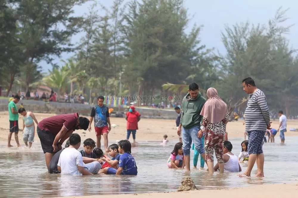 PENGHILAT PENAT: Objek wisata di Pantai Manggar menjadi salah satu sarana refreshing warga kota di tengah pandemi Covid-19.