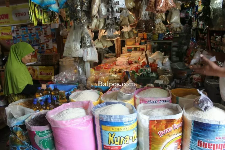 Pedagang sembako di Pasar Pandansari.