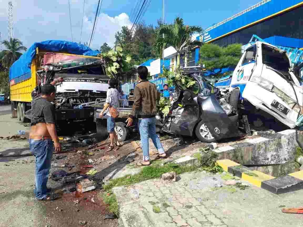 Kecelakaan yang melibatkan kendaraan berat di Balikpapan beberapa waktu lalu.