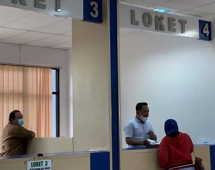 TETAP LAYANI: Meskipun dilakukan pembatasan layanan, kantor Kecamatan Balikpapan Selatan tetap melayani warga yang datang berurusan.