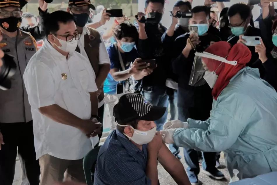 Rizal Effendi menyaksikan pedagang di vaksin.