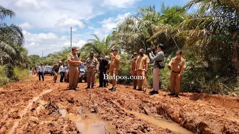 TINJAU: Bupati Paser dr Fahmi Fadli bersama rombongan saat meninjau lokasi jalan penghubung Kerang- Tanjung Aru, yang kondisinya rusak parah .