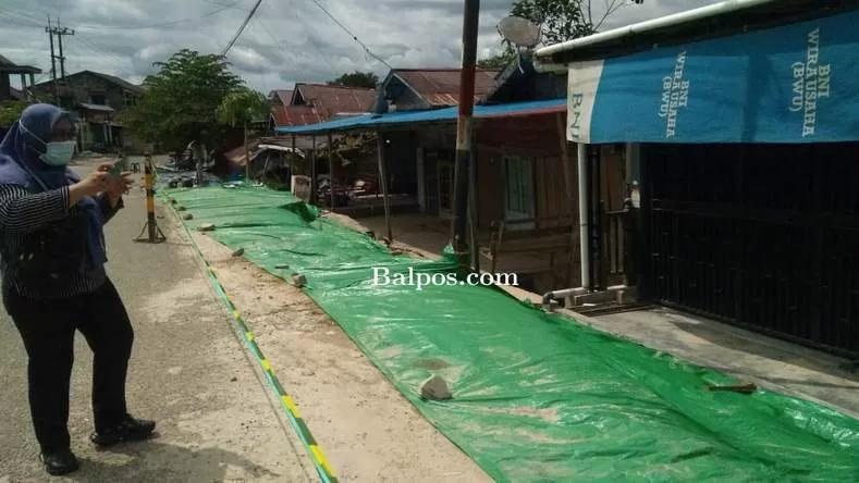 POSKO KORBAN LONGSOR: Tenda posko sudah didirikan di lokasi longsor Jl Sungai Wain Km 15 RT 33 Karang Joang. Juga disediakan kotak donasi untuk warga atau donatur yang menyumbang. BPBD memasang terpal untuk mengantisipasi longsor susulan