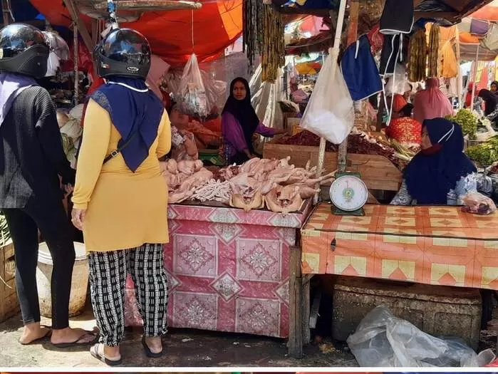 NAIK : Beberapa harga kebutuhan pokok seperti cabai dan ayam di Pasar Pandansari masih tinggi