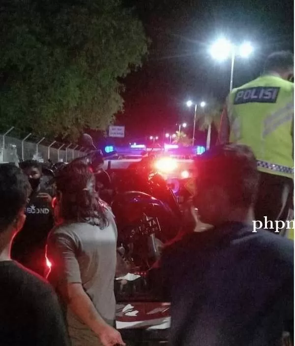 OLAH TKP: Petugas Satlantas Polresta Balikpapan melakukan olah TKP kecelakaan di kawasan Melawai. Motor milik pelaku balapan liar diamankan polisi
