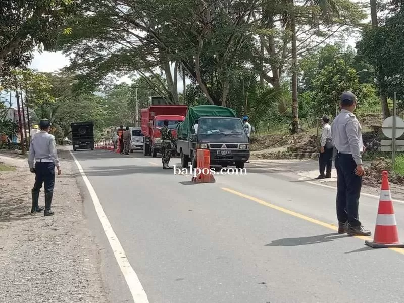 DIJAGA KETAT: Petugas gabungan menjaga pintu masuk Balikpapan di Km 17 Kelurahan Karang Joang, Kecamatan Balikpapan Utara