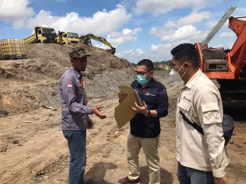 Dinas Pertanahan Kota Samarinda bersama Satpol-PP melakukan penyegelan alat berat, yang sedang melakukan pembukaan lahan tanpa izin, Senin 10 Mei 2021.
