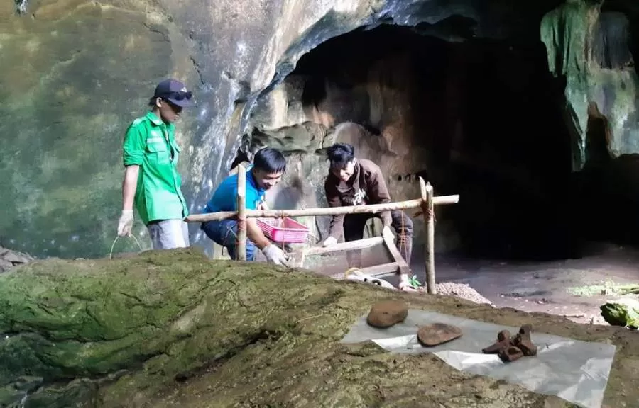Peneliti di gua yang tak jauh dari titik 0 IKN. Ditemukan sejumlah bukti adanya peradaban tua puluhan ribu tahun di dalam gua.