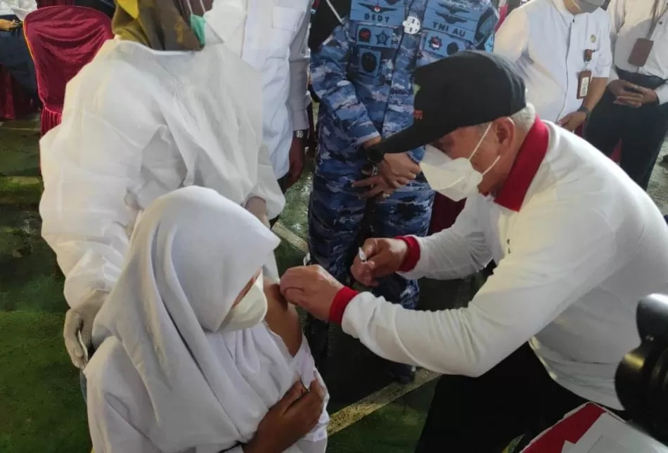 Gubernur suntik vaksin kepada pelajar di Balikpapan.