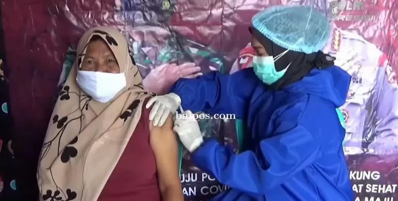 CEGAH CORONA:Pelaksanaan vaksinasi lansia di RT 21 Kelurahan Margomulyo, Balikpapan Barat di kediaman Mat Naji