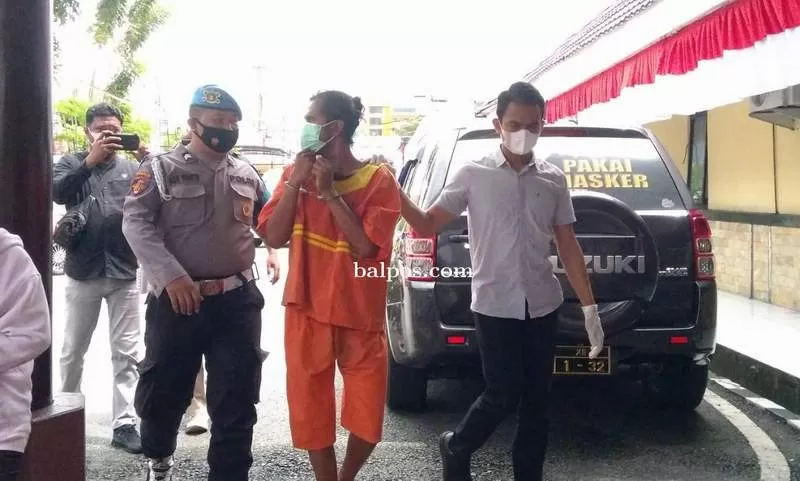 DIGIRING POLISI: Pria berinisial IW (32) pelaku penusukan digiring polisi menuju tahanan Polresta Balikpapan. Pelaku ditangkap Tim Jatanras setelah korban penikaman melapor
