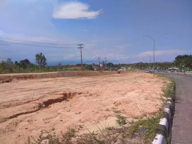 INFRASTRUKTUR: Jalan Km 9 Nipah-Nipah yang harus segera diselesaikan karena posisinya berada dekat pintu pusat Pemerintahan PPU. (Moeso/Balpos)