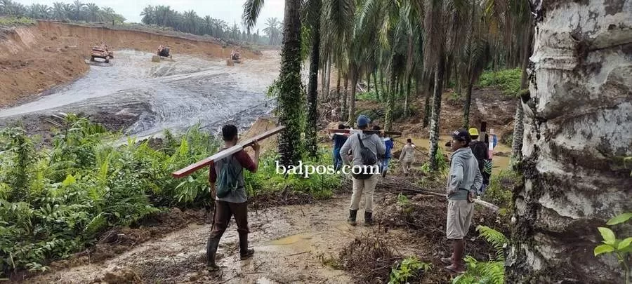 PASANG PATOK: Ratusan warga dari 2 desa saat memasang patok di lahan HGU PTPN XIII yang berada di antara Desa Modang dan Desa Paser Mayang Kecamatan Kuaro