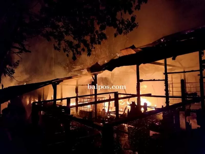 BERKOBAR: Kebakaran yang menghanguskan dua rumah di Tengin Baru, Sepaku.