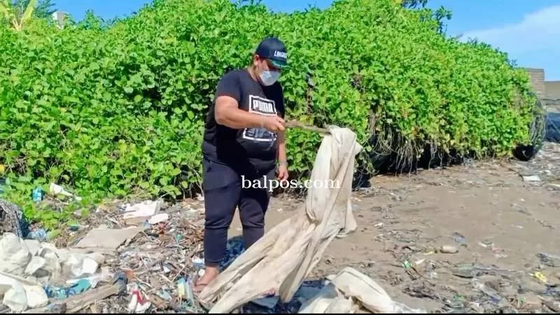 PENCEMARAN LINGKUNGAN: Aktivis lingkungan menemukan limbah medis yang dibuang di bibir pantai wilayah Kelurahan Damai Bahagia, Balikpapan Selatan