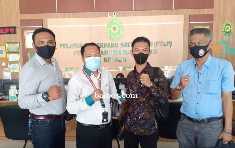 MENDAFTAR: Kuasa hukum 10 ahli waris Punggawa Lotong mendaftarkan surat kuasa di PN Penajam