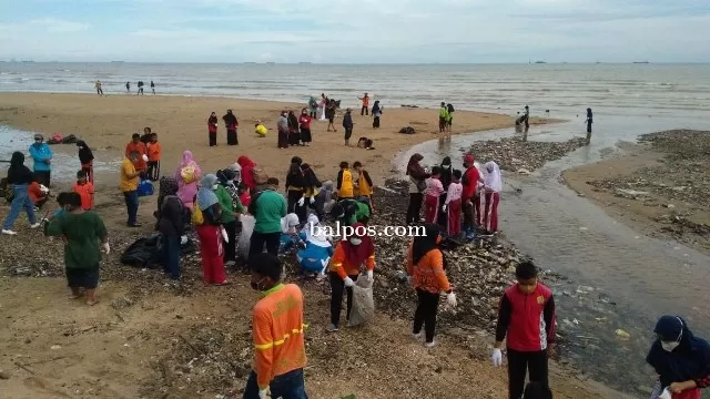 AKSI: Kegiatan bersih pantai oleh berbagai elemen di pantai wisata Enggang Borneo Staal Kuda