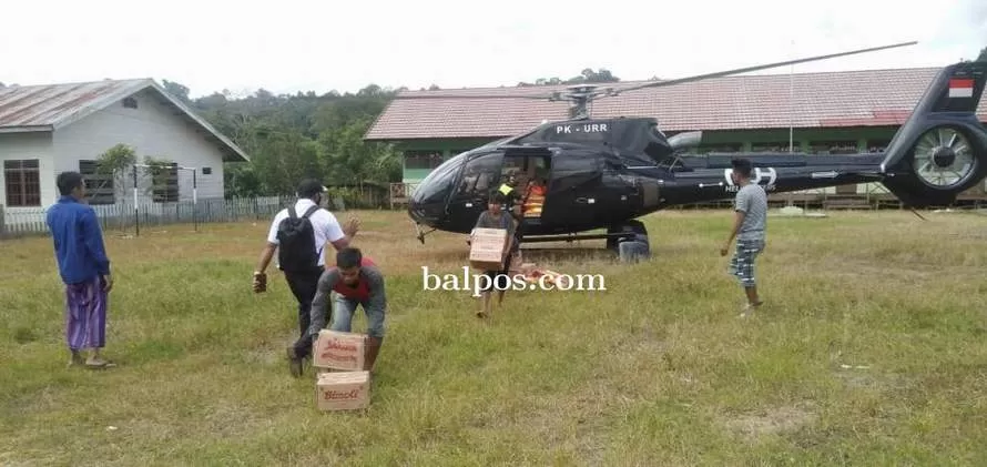 SALURKAN BANTUAN: Helikopter pengangkut logistik mendarat di kawasan permukiman Desa Kepala Telake. IST.