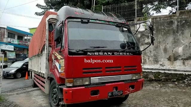 CELAKA: Truk tujuan Jawa mengangkut barang rongsokan berhenti di halaman Hotel Mahakam setelah mengalami rem blong