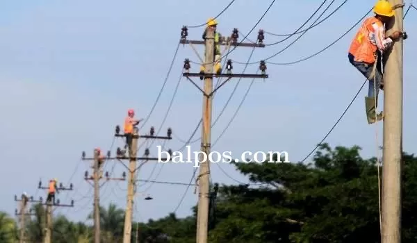 PEMERATAAN PEMBANGUNAN: Petugas memasang kabel jaringan listrik ke desa-desa. ILUSTRASI/IST. INZET: Rahmatan IST.