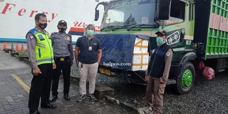 DITAHAN: Balai Karantina Pertanian Kelas 1 Balikpapan bersama aparat kepolisian saat menahan1,3 ton daging bebek asal Surabaya karena tidak memiliki sertifikat atau persyaratan dokumen