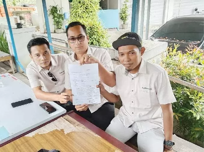LAPOR POLISI: Iwan Setiawan Batubara dari CV Jaya Risky menunjukkan surat laporan ke Polresta Balikpapan. Dia meminta agar satpam pelaku pemukulan ditangkap dan diproses hukum